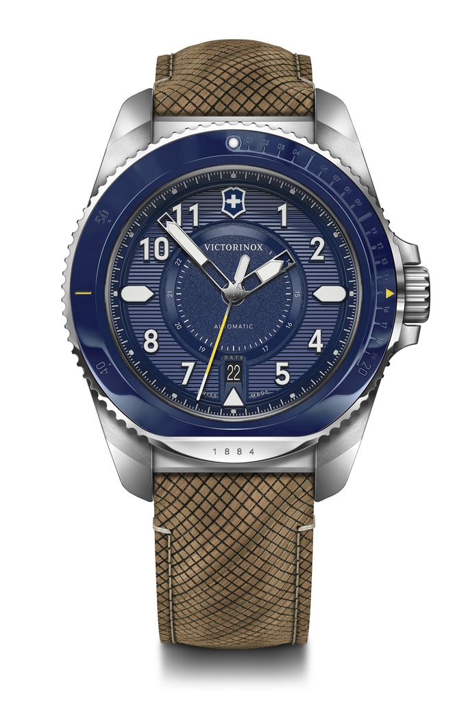 Victorinox Journey automaat met bruine houten band met vouwsluiting en extra blauwe siliconen band